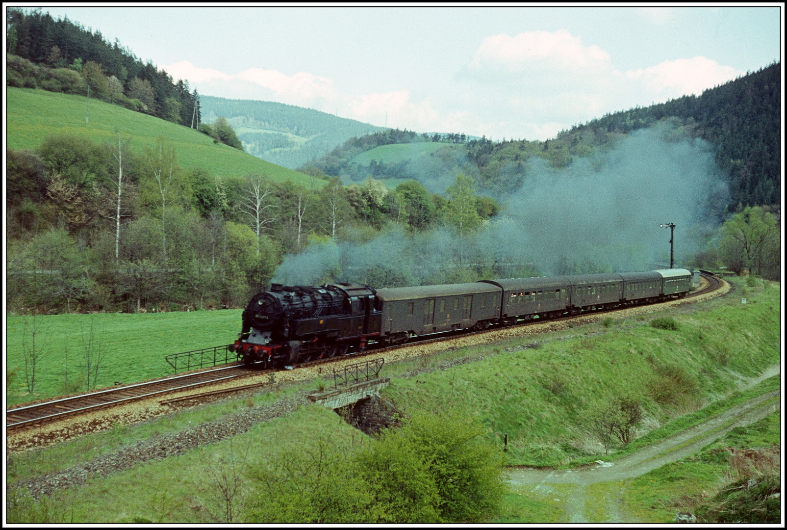 Der Packwagen hinter der 95 0027 nun mal von links bei Marktgölitz