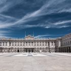 Der Palast unter königsblauem Himmel