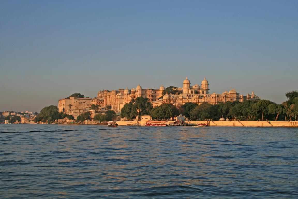 der Palast von Udaipur vom Boot aus