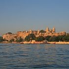 der Palast von Udaipur vom Boot aus