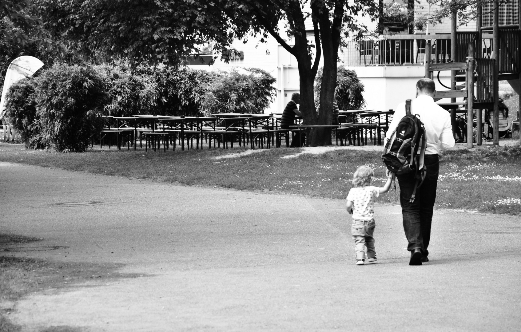 Der Papa und die Tochter beim Spaziergang