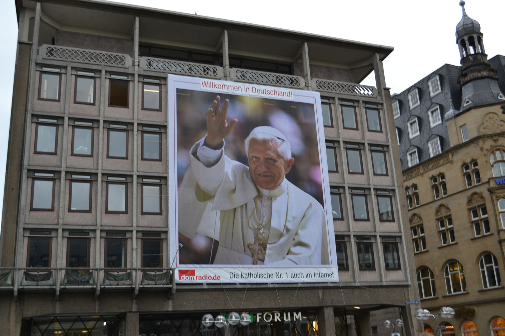 der Papst auf Leinwand in Köln