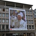 der Papst auf Leinwand in Köln