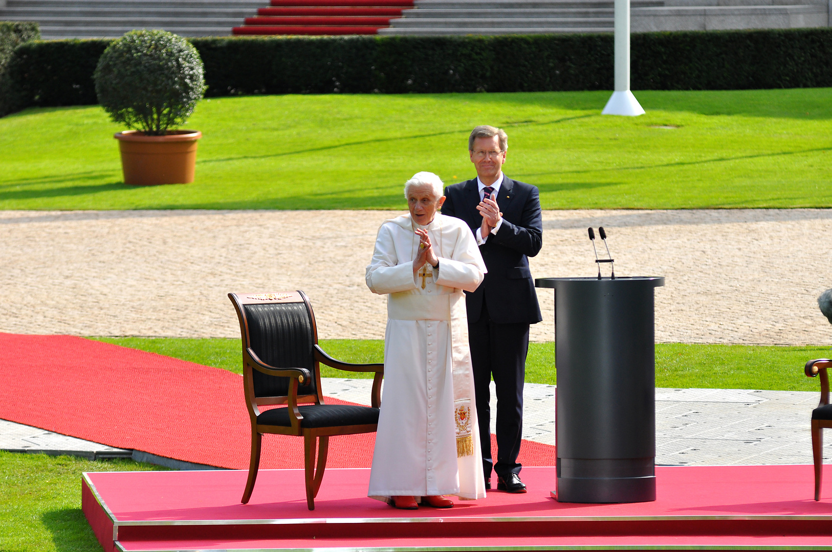 Der Papst im Garten von Schloss Bellevue