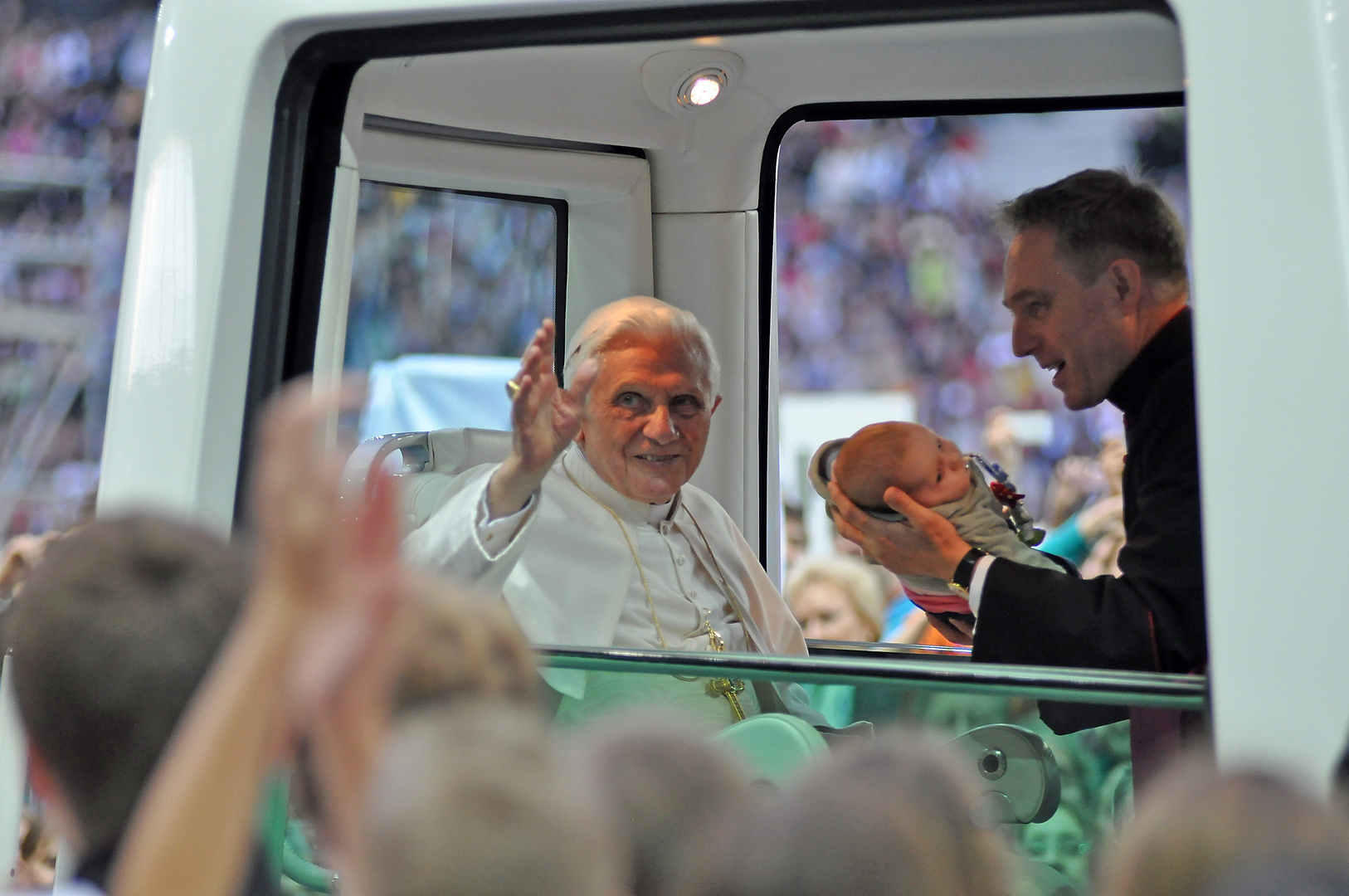 Der Papst im Papamobil