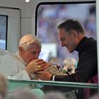 Der Papst segnet ein Kind