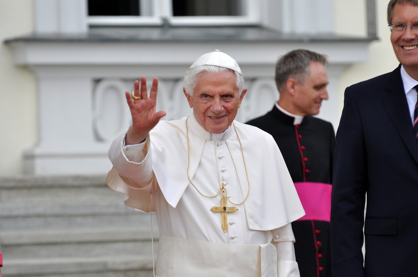 Der Papst winkt zum Abschied vor Schloss Bellevue