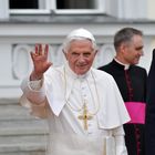 Der Papst winkt zum Abschied vor Schloss Bellevue