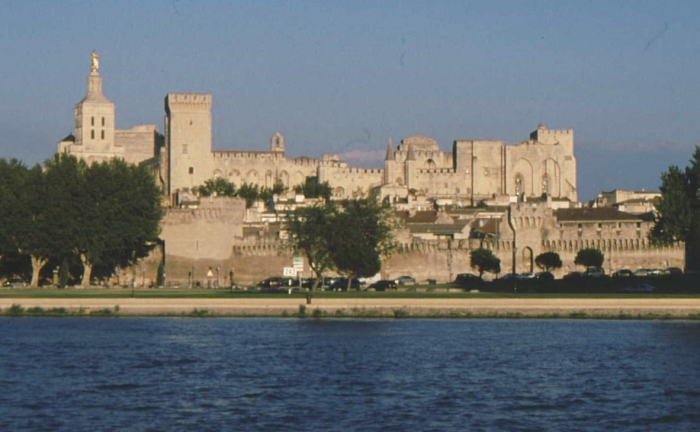 Der Papstpalast von Avignon im Abendlicht