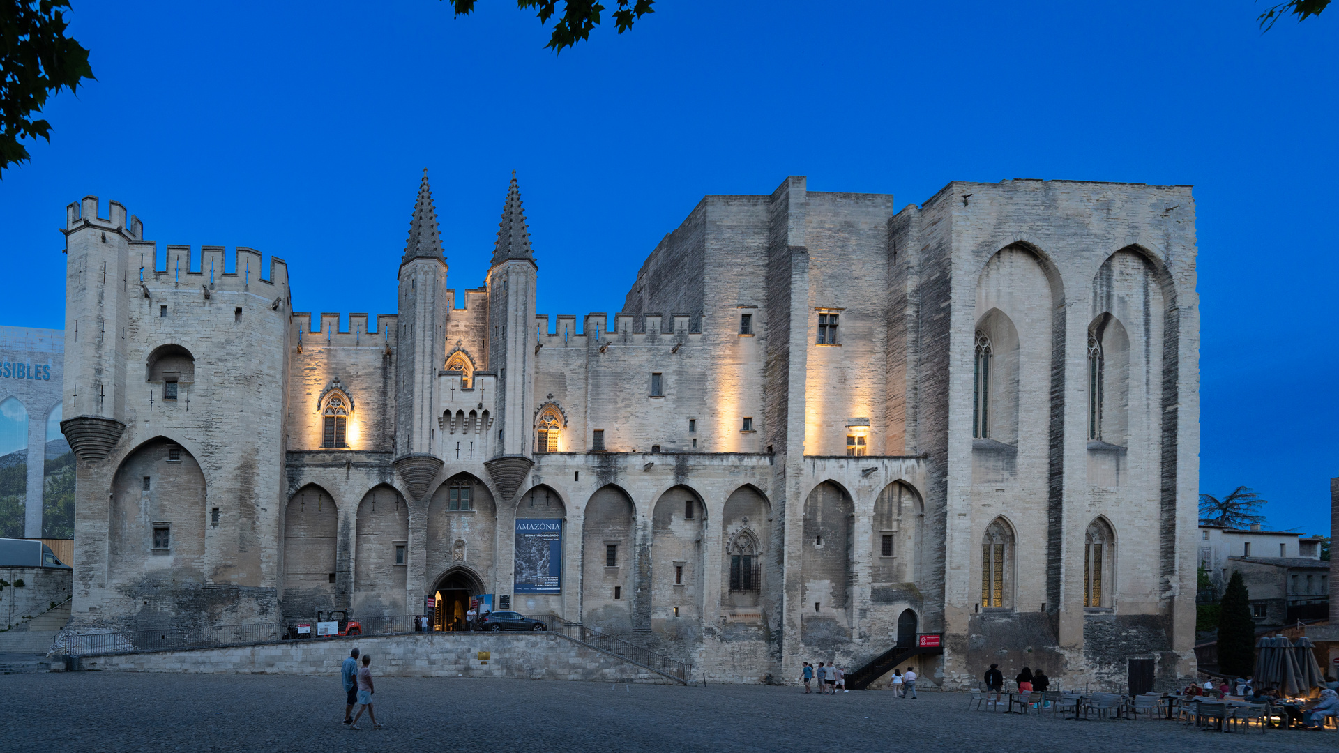Der Papstpalast zu Avignon (frz. Palais des papes = Palast der Päpste) 
