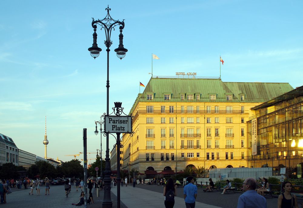 Der Pariser Platz im Abendlicht