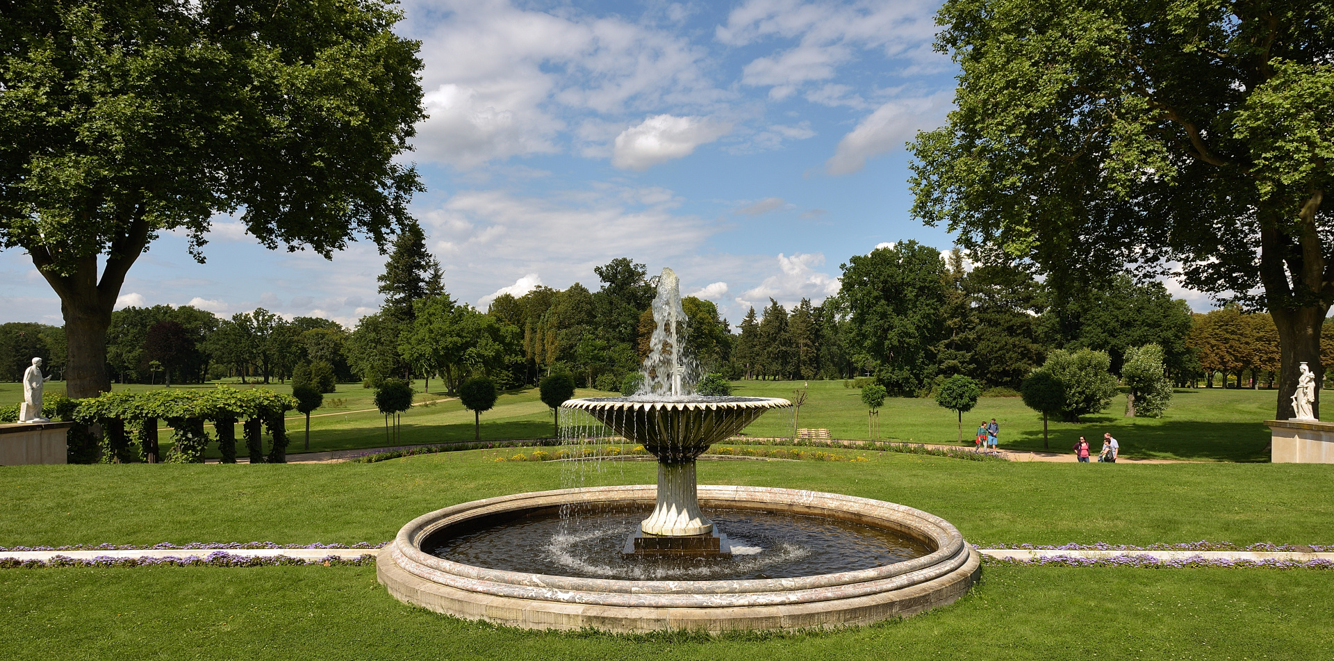 Der Park Sanssouci in Potsdam ist mit ca. 70 km Wegen die...