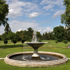 Der Park Sanssouci in Potsdam ist mit ca. 70 km Wegen die...