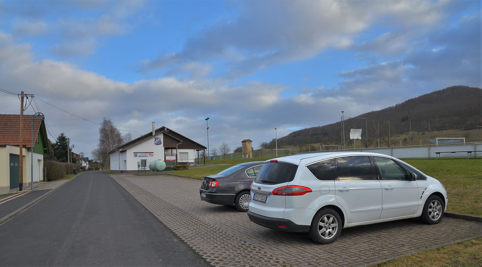 der Parkplatz vor unserem Haus