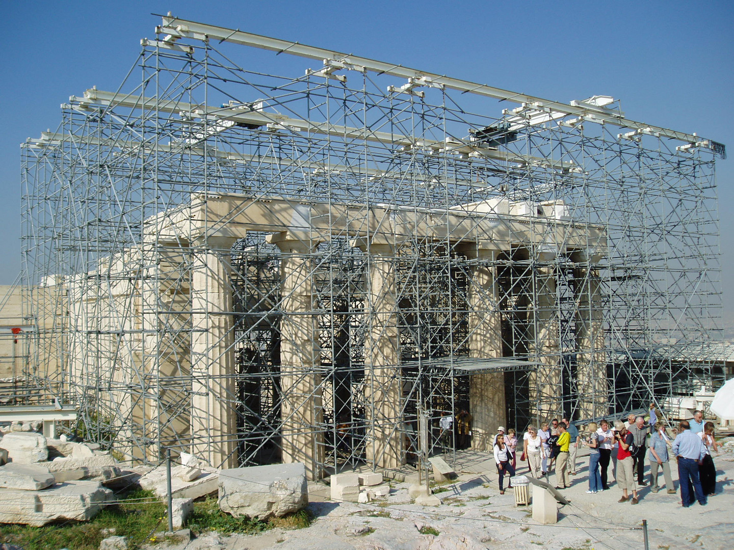 Der Parthenon auf der Athener Akropolis im Gerüst