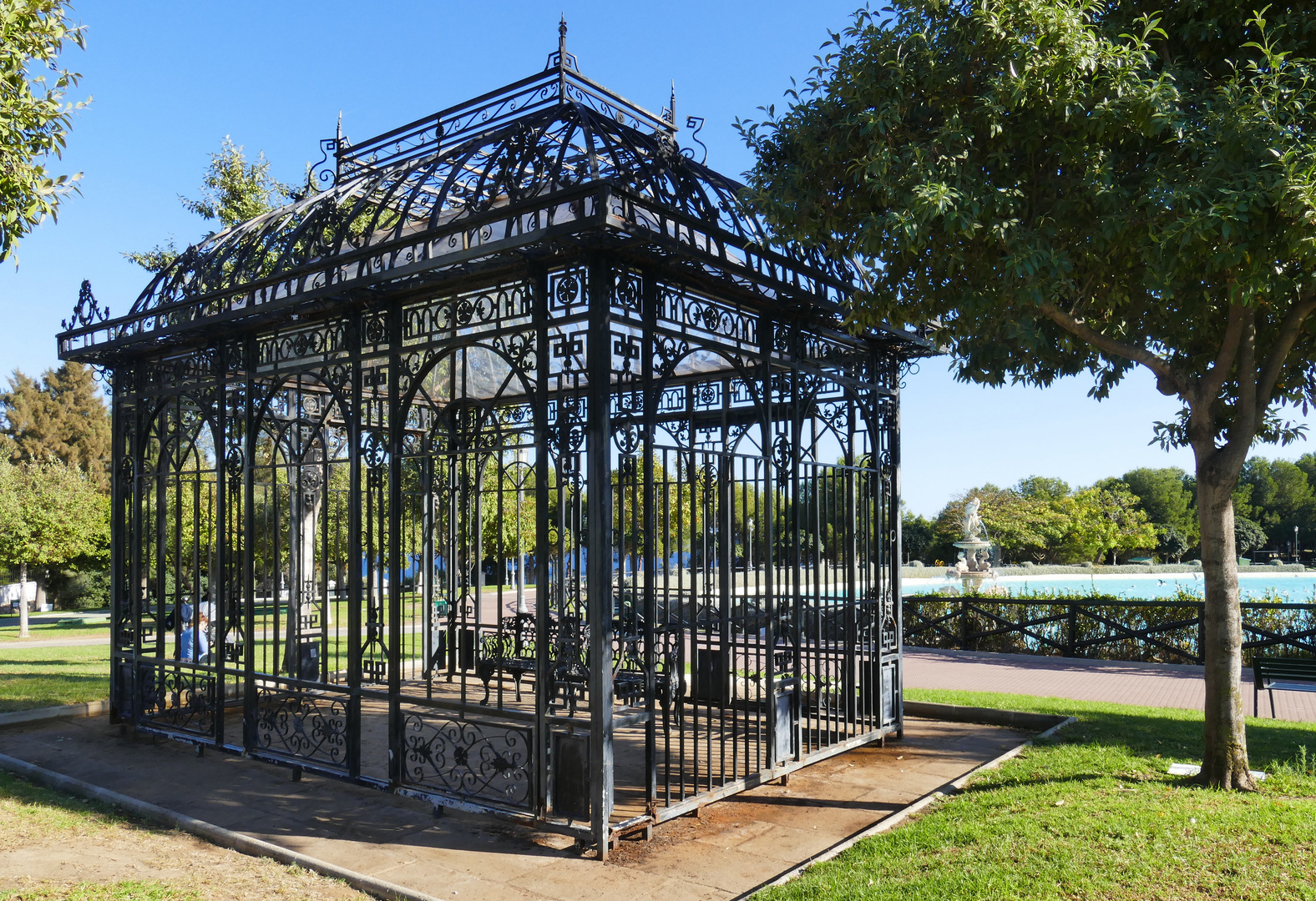 ...der Pavillon im Bateria Park...