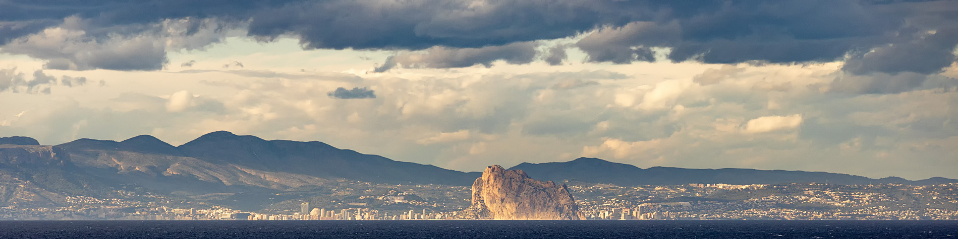 Der Peñón de Ifach , das Wahrzeichen der Costa Blanca, in Spanien