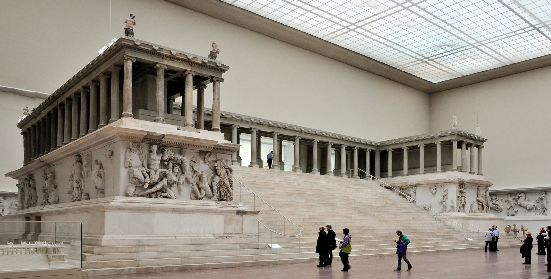 Der Pergamonaltar Altar war wohl konzipiert für Menschenopfer...