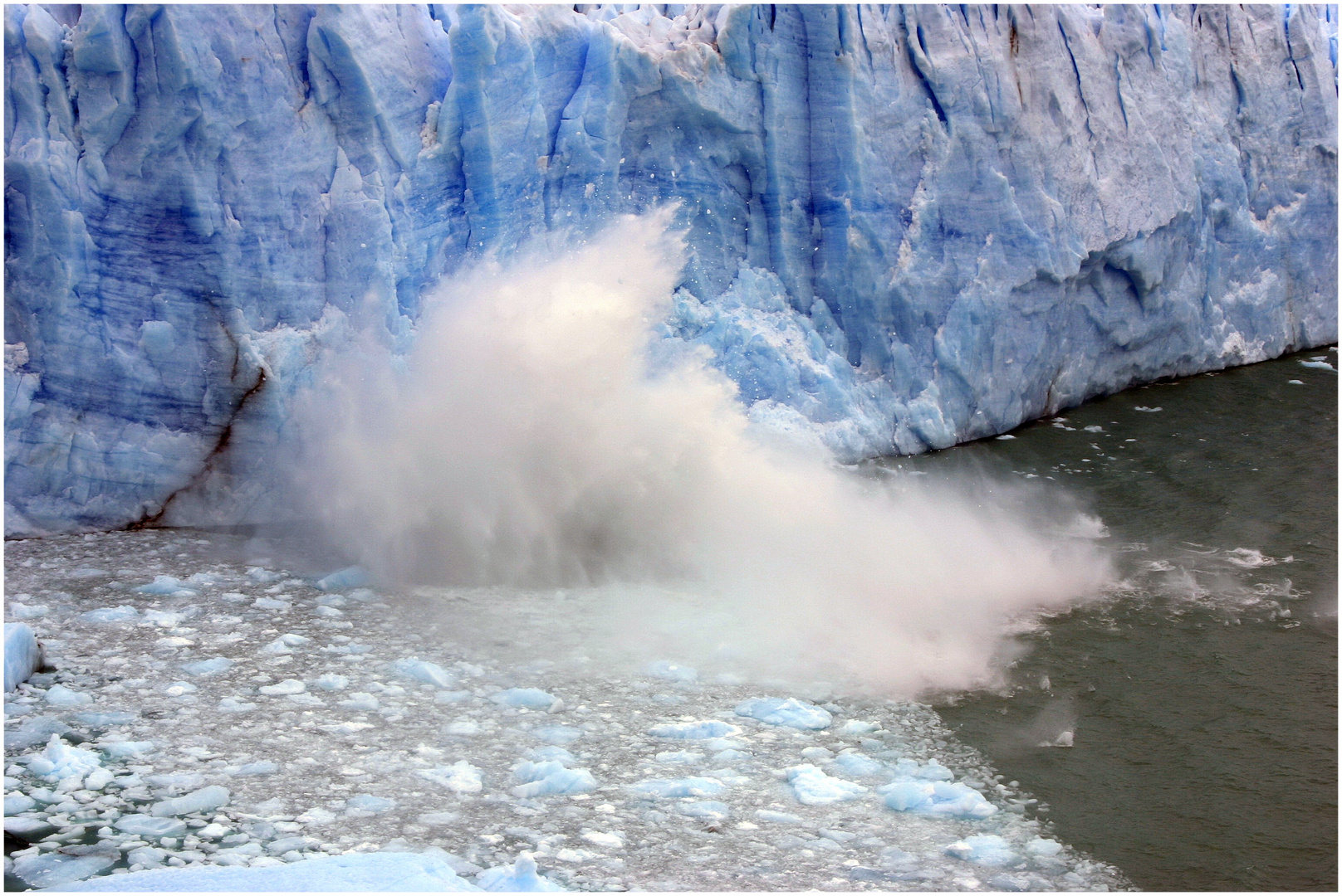 Der Perito Moreno Gletscher kalbend