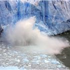 Der Perito Moreno Gletscher kalbend