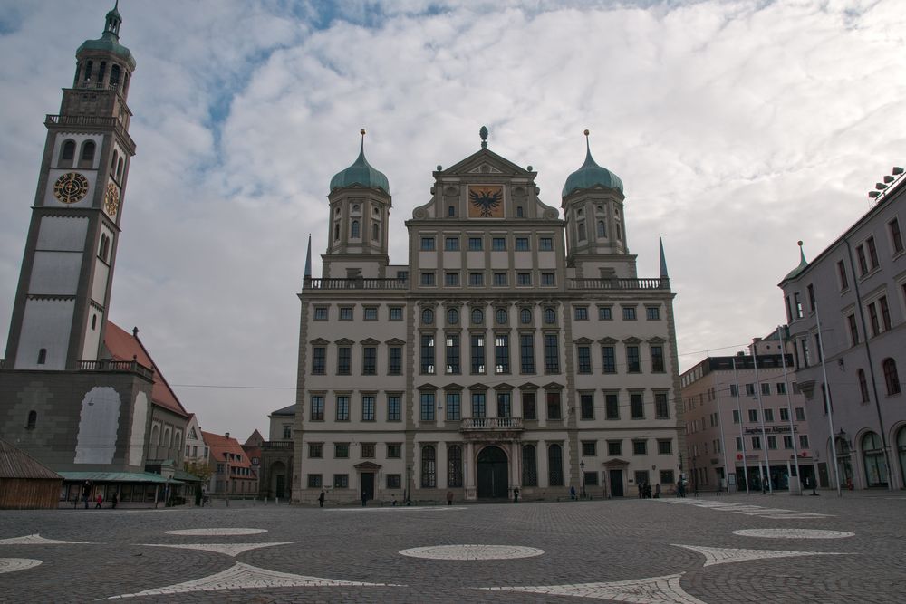 Der Perlachturm hat wohl zu viel getrunken.