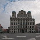 Der Perlachturm hat wohl zu viel getrunken.