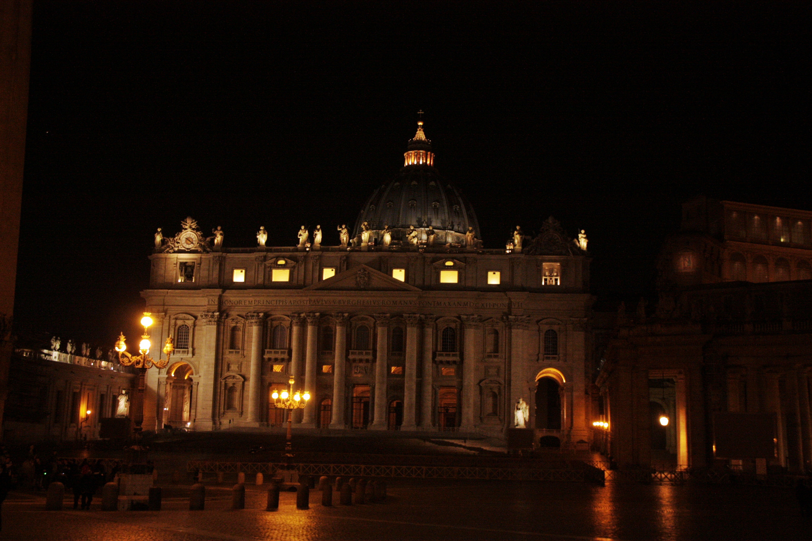 der Petersdom bei Nacht