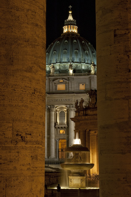 Der Petersdom hinter den Kolonnaden