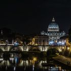 ... der Petersdom im abendlichen Lichterglanz ...