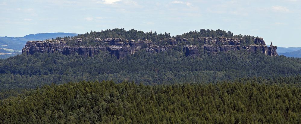 Der Pfaffenstein aus Südwesten von der Panoramahöhe gesehen...