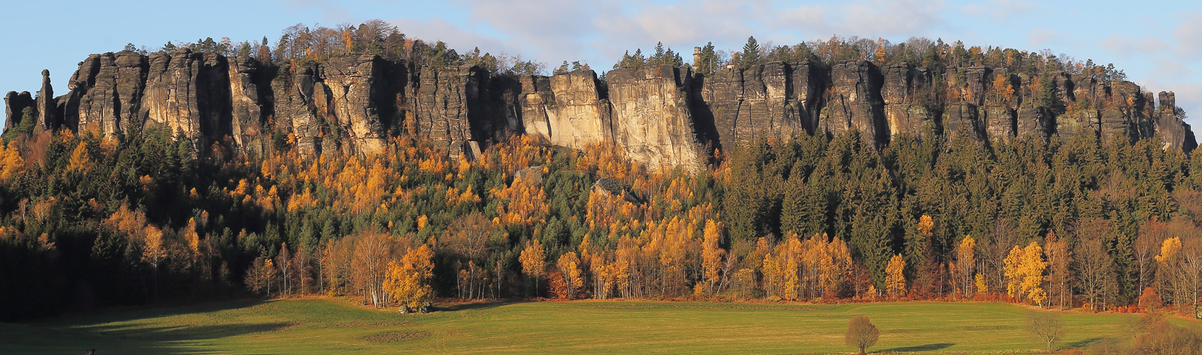 Der Pfaffenstein im goldenen Herbst, wie Ihn sicher jeder Freund...