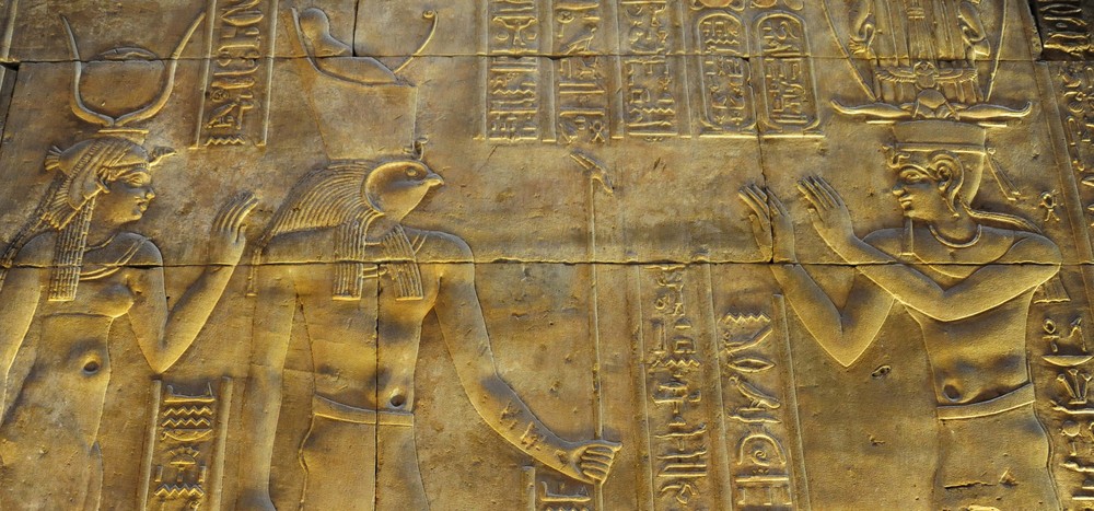 DER PHARAO HULDIGT HATOR UND HORUS