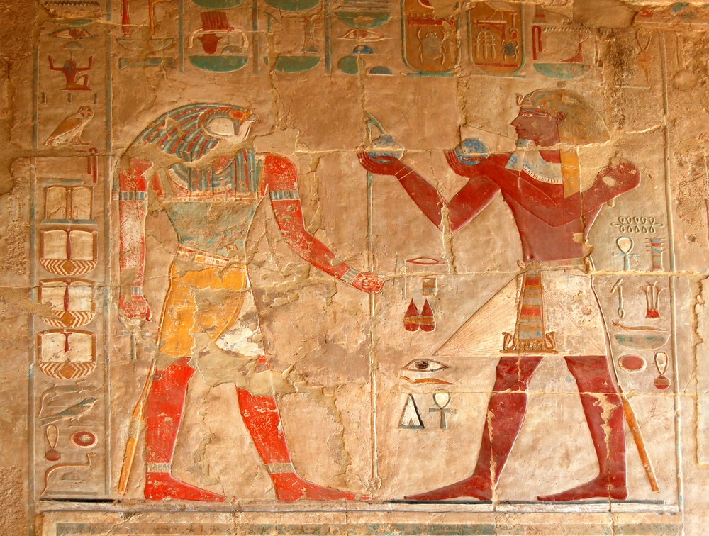 Der Pharao opfert dem Gott Horus