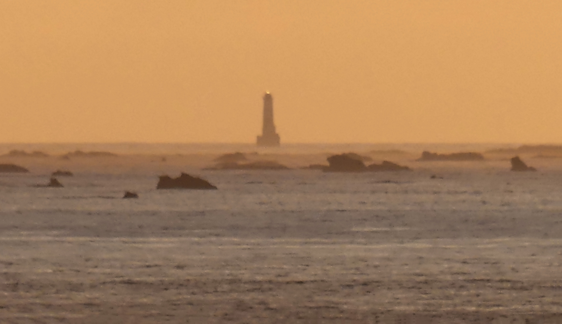 Der Phare Ar-Men bei Sonnenuntergang und mit Positionsleuchte