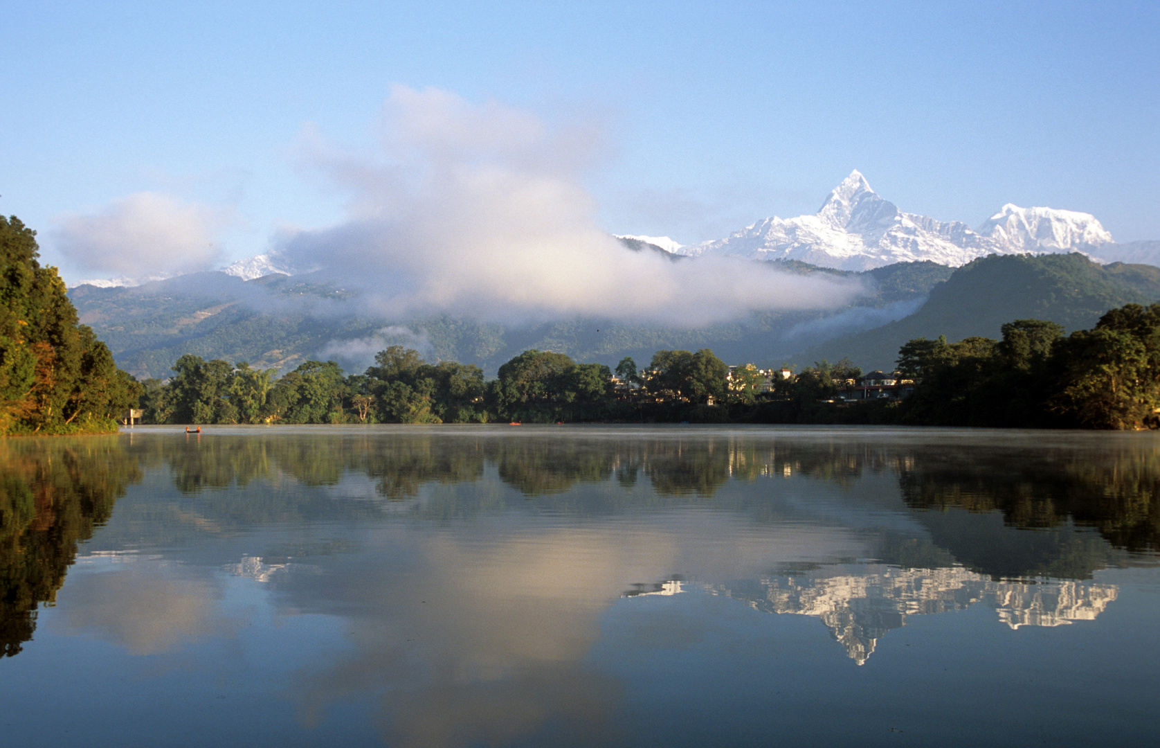 Der Phewa-See in Pokhara am frühen Morgen mit dem Machhapuchre