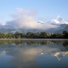 Der Phewa-See in Pokhara am frühen Morgen mit dem Machhapuchre