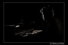 Der Pianist im Schatten