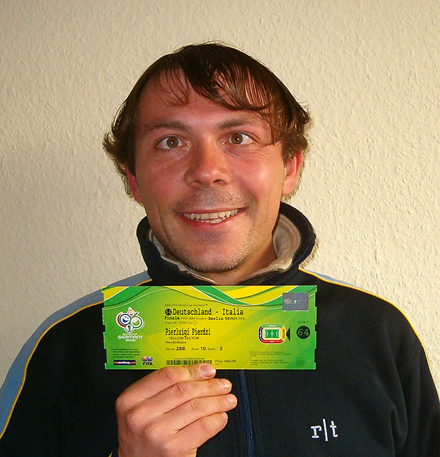Der Pierluigi wo er fährt zum " Fersatsche FIFA WM 2006 " Turnier Endspiel