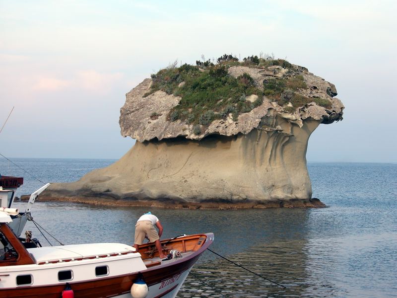 Der Pilz im Hafen von Ischia