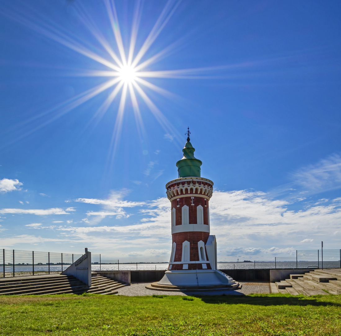 Der "Pingelturm" an der Kaiserschleuse  im Sonnenschein