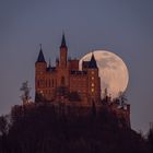 Der pinke Supermond grüßt die Burg Hohenzollern