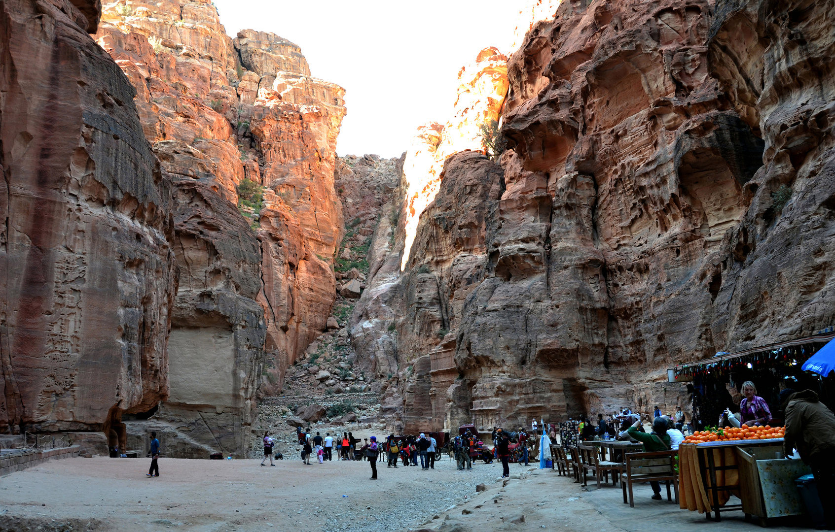 Der Platz vor dem Schatzhaus in Petra