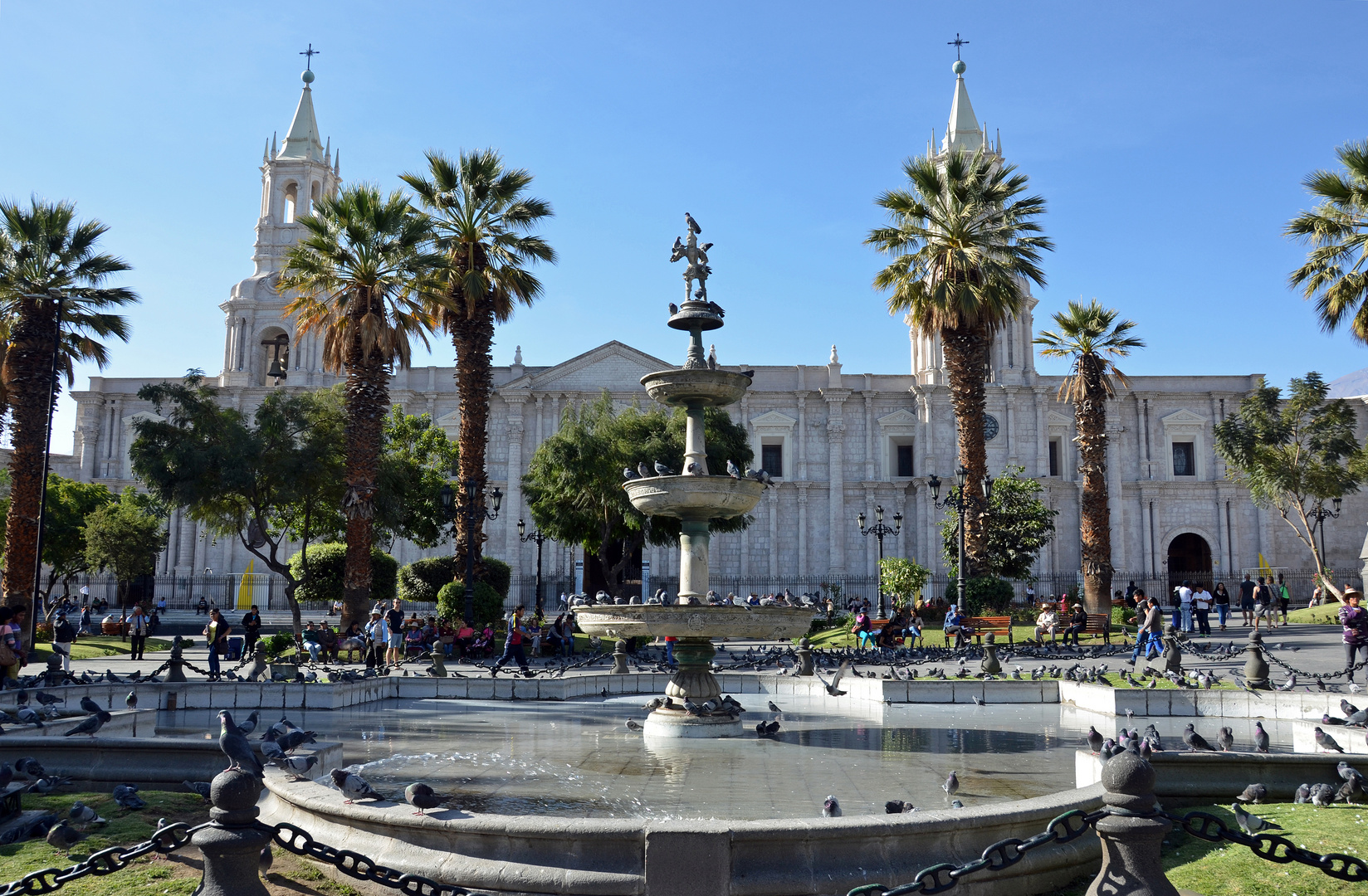 Der Plaza de Armas mit Kathedrale in Arequipa