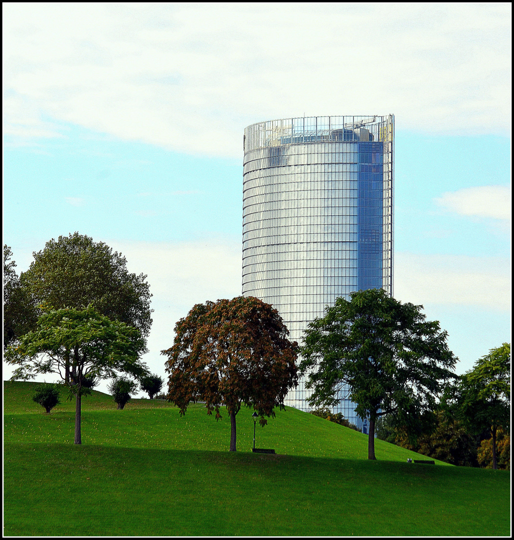 Der Post Tower in Bonn  an den Rheinauen...