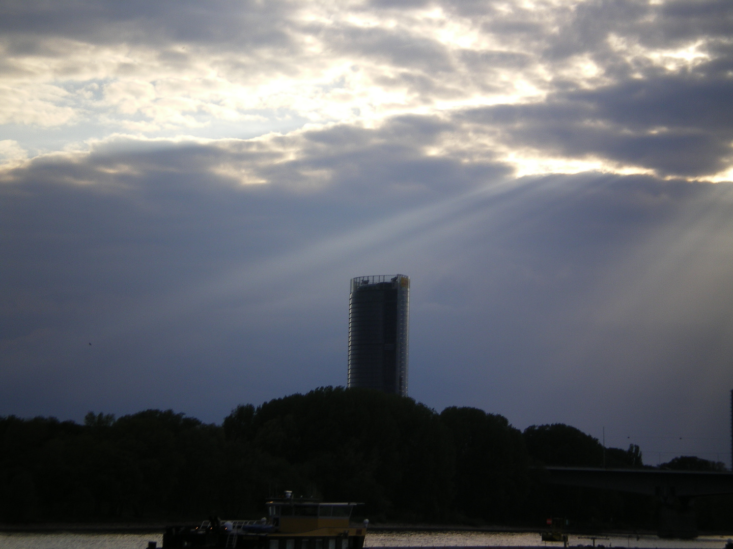 Der Postturm in Bonn, mit einem hauch von Himmel ;)