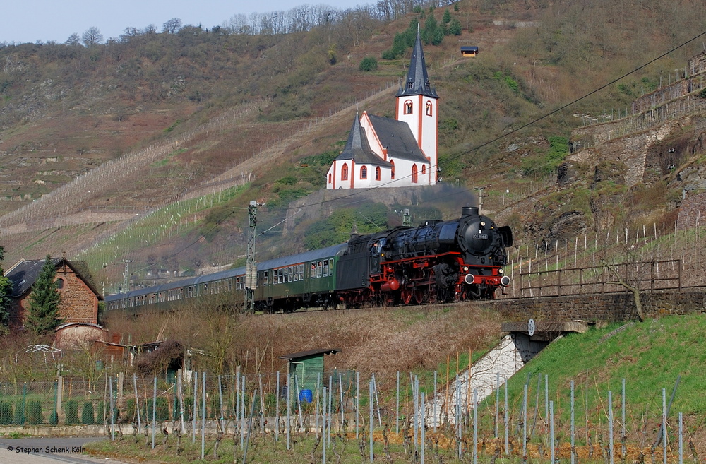 Der Postzug morgens in Hatzenport im Moseltal....