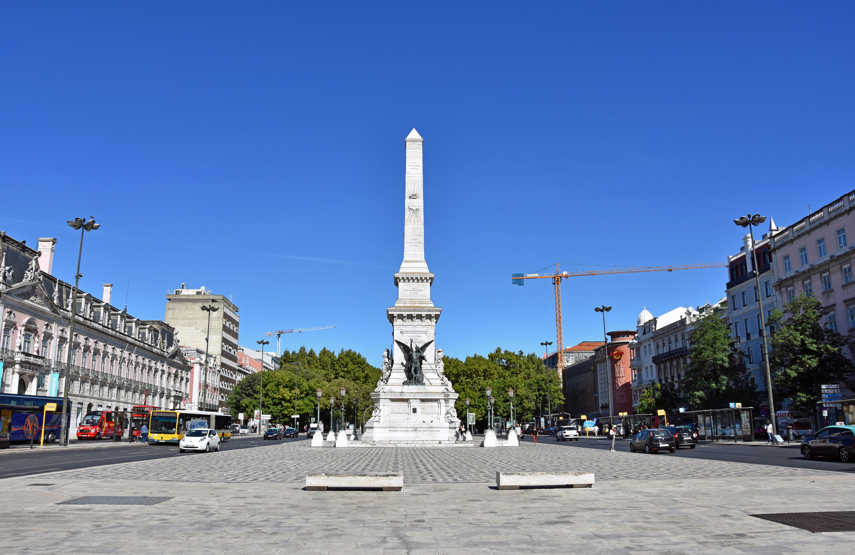 Der Praca dos Restauradores mit dem Obelisk in Lissabon