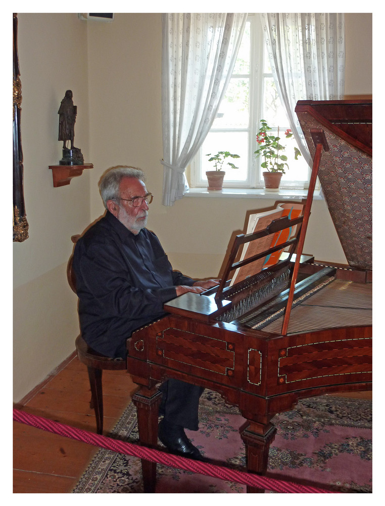 Der präsident der haydn-gesellschaft gibt im haus haydn in rohrau auf einem originalinstrument