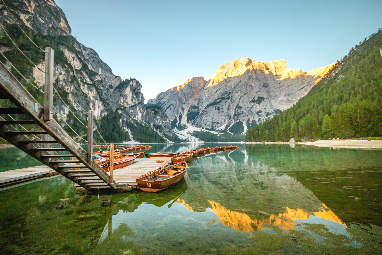 Der Pragser Wildsee im Sonnenaufgang