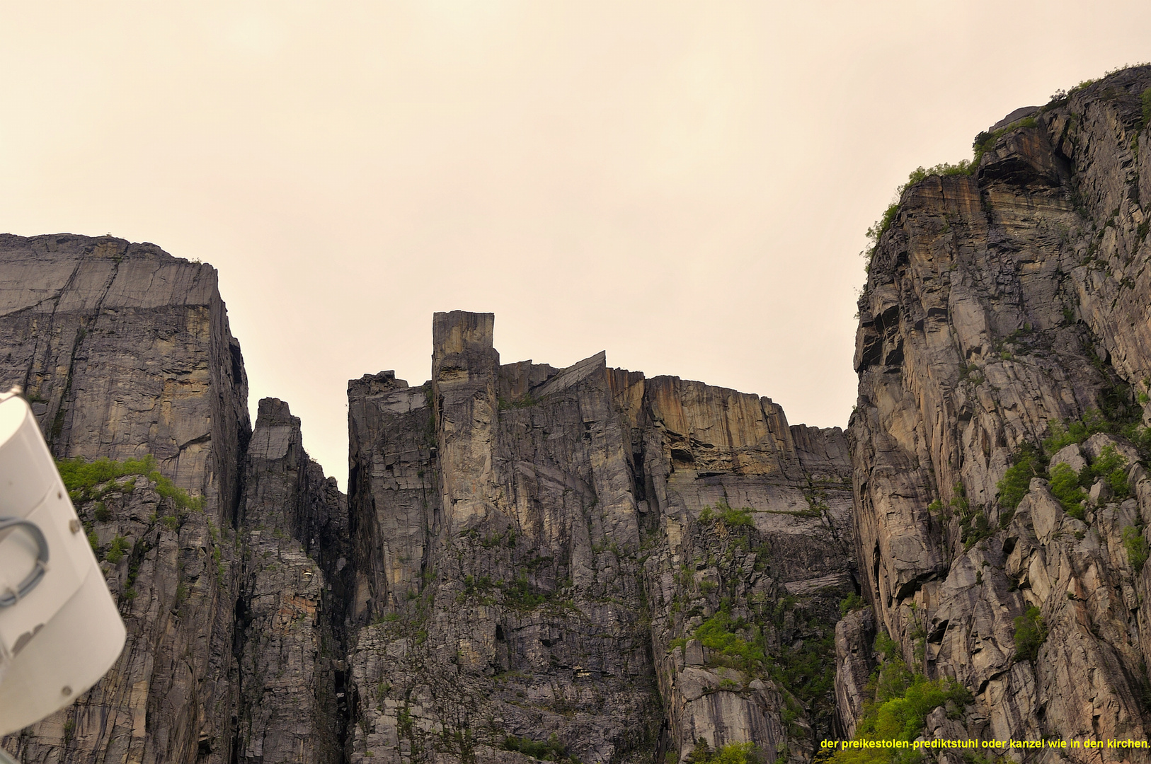 der preikestolen aus dem lysefjord fotografiert